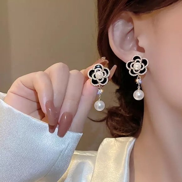 Camellia Pearl Stud Earrings Design Charm Elegant Black Flower Dangler - Picture 1 of 4